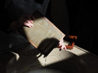 Гознак открыл мастер-класс по ручному отливу бумаги