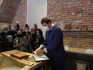 Гознак открыл мастер-класс по ручному отливу бумаги