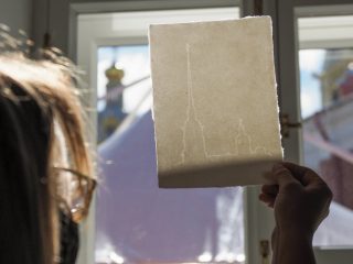 Почему бумагу отливают? Мастер-класс Музея истории денег