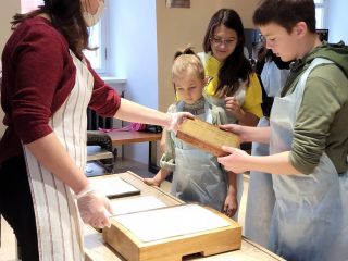 Почему бумагу отливают? Мастер-класс Музея истории денег