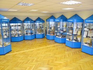 Информационно-выставочный зал АО «Электромашиностроительный завод «ЛЕПСЕ»