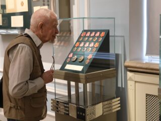 К 80-летию Победы: Гознак показывает боевые и трудовые награды XX века