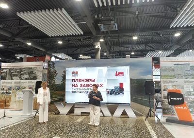 На «УРАЛЕ» открылась выставка «Первое касание»